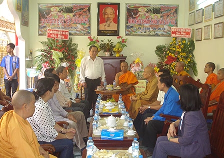 Lãnh đạo thành phố thăm, chúc mừng quý vị chức sắc, sư sãi, đồng bào dân tộc Khmer nhân dịp Chôl Chnăm Thmây