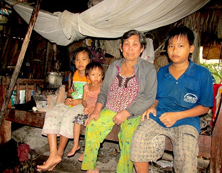 Bà Nguyên và 3 cháu rất cần sự giúp đỡ