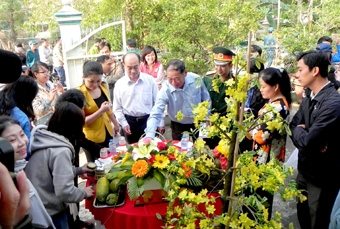 RA SỨC XÂY DỰNG VÀ PHÁT TRIỂN BỀN VỮNG NỀN QUỐC PHÒNG TOÀN DÂN TRONG TÌNH HÌNH MỚI