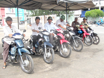 Đẩy mạnh tuyên truyền Luật Giao thông đường bộ cho đội ngũ tài xế, xe ôm