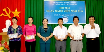 Vận động hơn 5.000 quyển sách trao tặng thư viện các địa phương