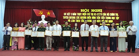 Phát huy, nhân rộng những điển hình 
học tập và làm theo gương Bác