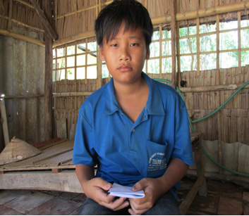 Trao tiền từ thiện