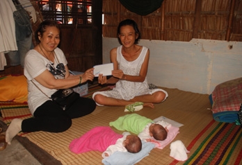 Nhà hảo tâm đền thăm, tặng quà cho bệnh nhân nghèo