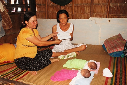 Trao tiền từ thiện