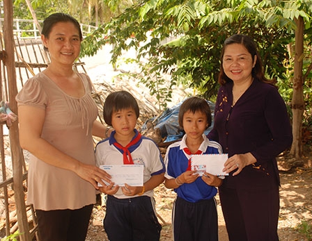 Trao tiền từ thiện