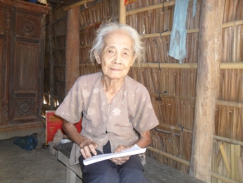 Trao tiền từ thiện