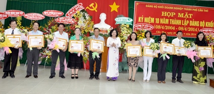 HỌP MẶT KỶ NIỆM 10 NĂM THÀNH LẬP ĐẢNG BỘ KHỐI