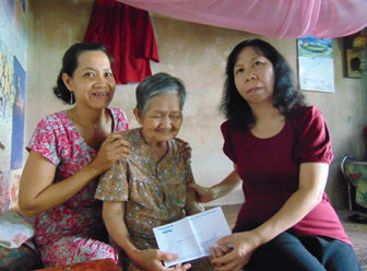 Trao tiền từ thiện