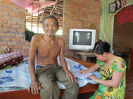 Trao tiền từ thiện