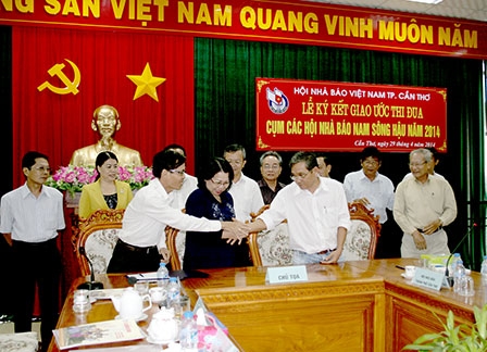 Hội Nhà báo các tỉnh, thành khu vực Nam Sông Hậu ký kết giao ước thi đua năm 2014