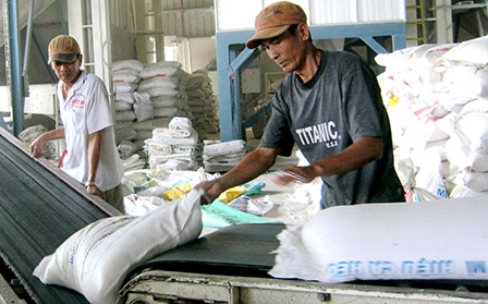 Tận dụng lợi thế “cửa  ngõ” 
để phát triển kinh tế