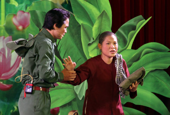 Bay xa tiếng hát, lời ca