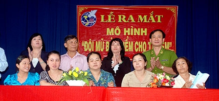 Đẩy mạnh tuyên truyền, nâng cao nhận thức về trật tự 
an toàn giao thông trong cán bộ, hội viên phụ nữ