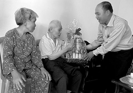 Chủ tịch nước Trương Tấn Sang thăm các gia đình chiến sĩ Điện Biên