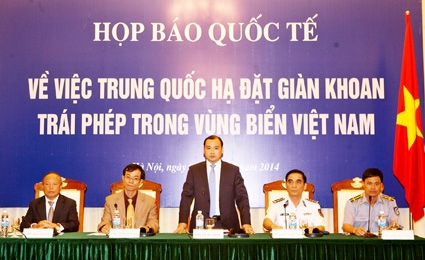 Việt Nam kiên quyết đấu tranh với 
mọi hành động xâm phạm chủ quyền