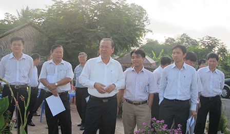 Chủ tịch UBND thành phố Lê Hùng Dũng kiểm tra
công trình khu tái định cư phường Thới An và bãi rác Ô Môn