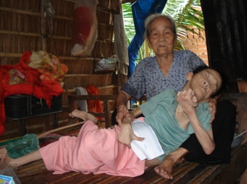 Trao tiền từ thiện