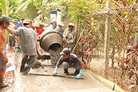 Vận động nhân dân tham gia xây dựng
giao thông nông thôn