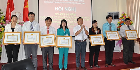 Khen thưởng 2 tập thể, 15 cá nhân có thành tích
tiêu biểu trong học tập và làm theo gương Bác