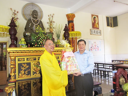 Lãnh đạo quận Ninh Kiều thăm, chúc mừng
các vị chức sắc, phật tử nhân lễ Phật đản