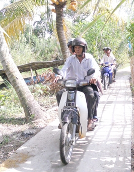 Giúp người dân nâng cao ý thức chấp hành pháp luật về trật tự 
an toàn giao thông