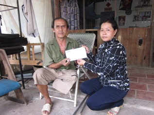 Trao tiền từ thiện