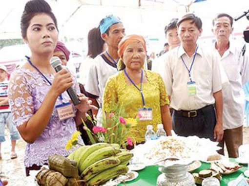 រសឆ្ងាញ់នំអន្សមអំបុករបស់ជនរួមជាតិខ្មែរសុកត្រាំង