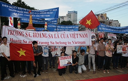 NGƯỜI DÂN TP CẦN THƠ PHẢN ĐỐI TRUNG QUỐC
ĐẶT GIÀN KHOAN HD-981 TRÁI PHÉP TRONG VÙNG ĐẶC QUYỀN KINH TẾ CỦA VIỆT NAM