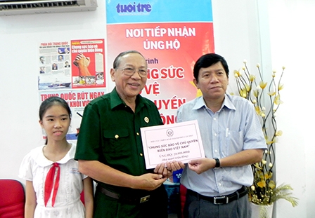 Ủng hộ 20 triệu đồng cho chương trình "Chung sức 
bảo vệ chủ quyền Biển Đông"