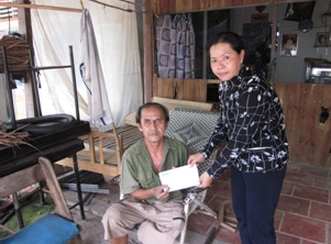 Trao tiền từ thiện