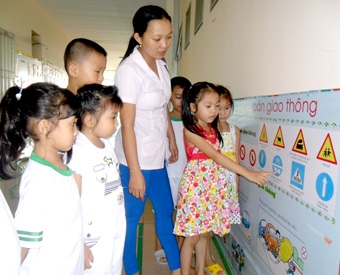 Dạy trẻ biết luật giao thông
