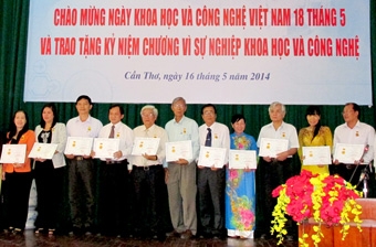 Tôn vinh 116  cán bộ, nhà khoa học đã có nhiều đóng góp cho sự nghiệp khoa học