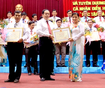ĐẢNG BỘ VÀ NHÂN DÂN THÀNH PHỐ CẦN THƠ ĐẨY MẠNH VIỆC HỌC TẬP
VÀ LÀM THEO TẤM GƯƠNG ĐẠO ĐỨC HỒ CHÍ MINH