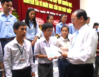 Tiếp nhận và tuyên dương các nhà tài trợ cho quỹ khuyến học, khuyến tài