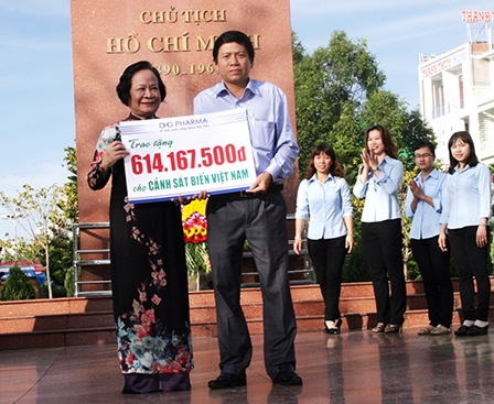Báo công dâng Bác và quyên góp ủng hộ chương trình “Chung sức bảo vệ chủ quyền Biển Đông”