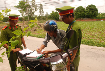 Tuần tra nhắc nhở, xử lý vi phạm
tuyến giao thông nông thôn