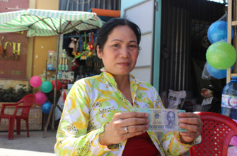 Trao tiền từ thiện