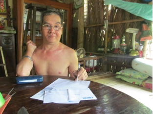 Trao tiền từ thiện