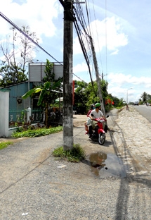 ĐỀ NGHỊ DI DỜI HAI TRỤ ĐIỆN TRÊN ĐƯỜNG DÂN SINH