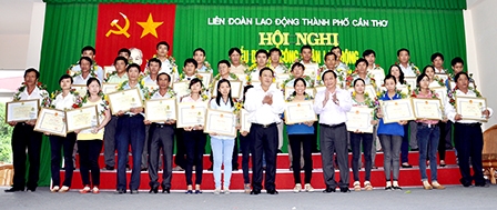 Tiếp tục phát động công nhân, viên chức, 
lao động đẩy mạnh phong trào thi đua yêu nước