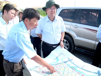 Chủ tịch UBND thành phố Lê Hùng Dũng
kiểm tra một số khu tái định cư trên địa bàn thành phố