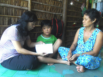 Trao tiền từ thiện