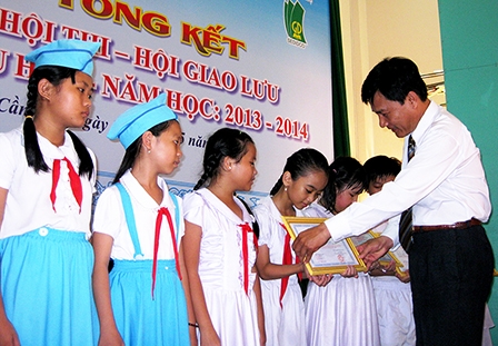 Trao thưởng các hội thi, hội giao lưu cấp tiểu học năm học 2013-2014
