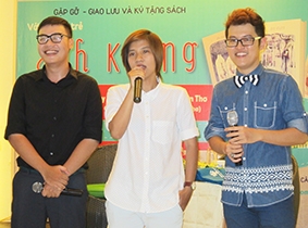 Tác giả Anh Khang gặp gỡ, giao lưu và ký tặng sách cho độc giả Cần Thơ