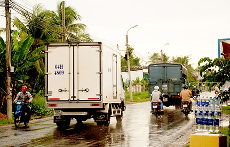 Xử phạt nghiêm hành vi lái ô tô tránh, vượt sai quy định