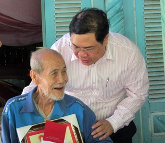 Thăm và trao tặng Thiếp mừng thọ các cụ 100 tuổi