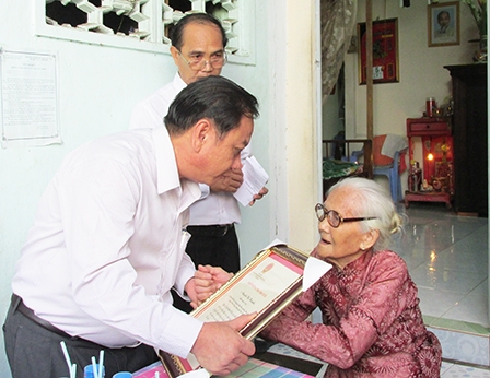 Lãnh đạo thành phố thăm và tặng quà người cao tuổi