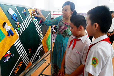 Nghiên cứu, sáng tạo nhiều đồ dùng dạy học an toàn giao thông thiết thực, hiệu quả