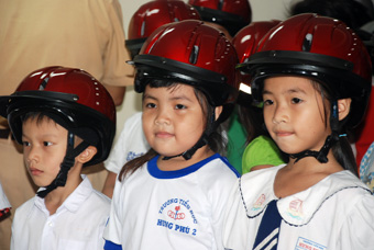 Phối hợp thực hiện Dự án “Nâng cao năng lực thực hiện quy định đội mũ bảo hiểm cho trẻ em”